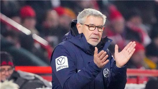 Mainz-Trainer Urs Fischer klatscht in die Hände. 