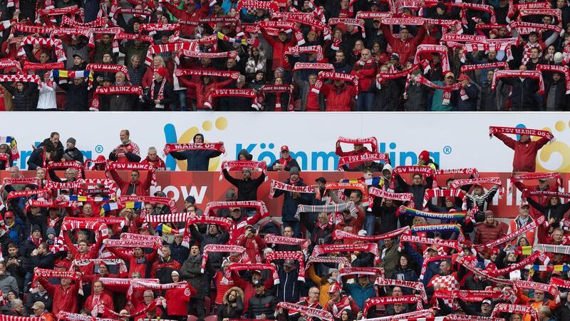 Mainzer Zuschauer singen die Vereinshymne. Am 7. Februar wird das Spiel gegen Union Berlin nachgeholt.