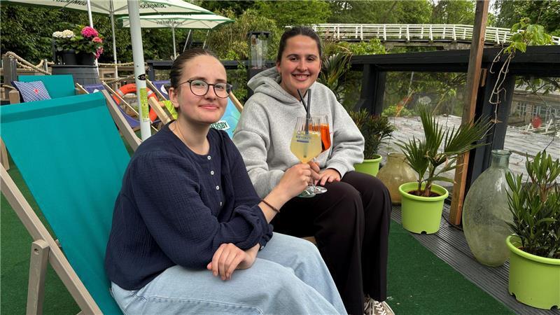 Maite und Hannah stoßen auf die Beach Bar am Burggraben an. Die ist immer bei schönem Wetter geöffnet.