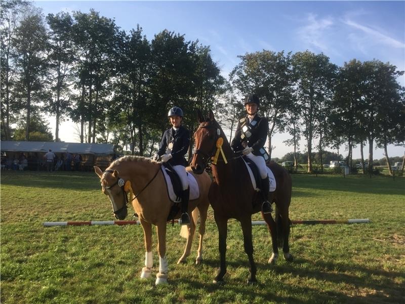 Maja Borchers auf Nurlan (links) und Patricia Nimmert auf Countdown sind die neuen Reiterköniginnen in Großenwörden. Foto: Goedecke