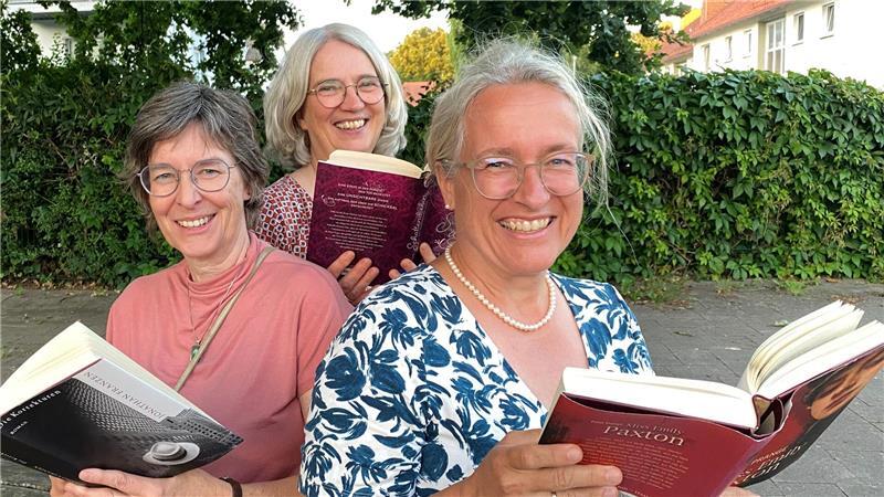 Welche Buxtehuder Orte voll spannender Geschichten stecken Maja Lange, Ruthild Jahnel und Anja Scheffner (von links) vom Förderkreis der Stadtbibliothek haben „Buxtehude liest“ mit organisiert und gehören auch zu den Vorlesern.