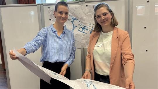 Maja Overberg von HIC Consulting und Klimaschutzmanagerin Judith Sievers erläutern den Wärmeplan für die Klimaschutzregion Altes Land und Horneburg (von links).