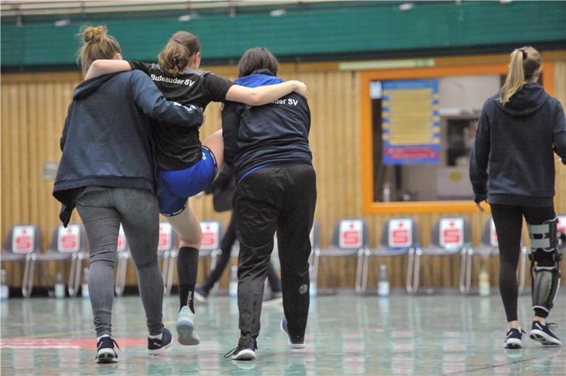 Maja Schönefeld verlässt mit Hilfe von Johanna Heldmann (links) und Physiotherapeutin Sabine Albrecht das Spielfeld. Fotos: Jan Iso Jürgens