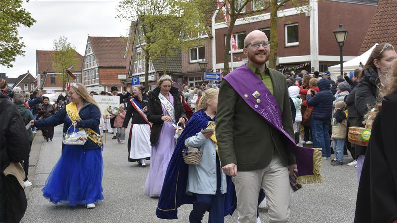 Majestäten aus dem Umland laufen beim Blütenkorso mit.