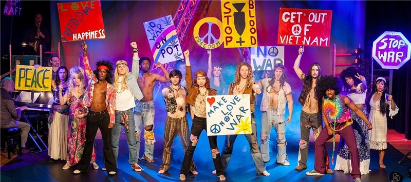 „Make love, not war“: Viele junge Leute der Hippie-Bewegung wollten die Welt verändern . Ihre Suche nach einem neuen Weg wird im Musical „Hair“ beschrieben. Foto Frank Serr