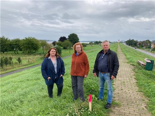 Maklerin Stefanie Voigt, Bürgermeisterin Inge Massow-Oltermann und Klima-Kläger Claus Blohm machen sich für eine Pflichtversicherung gegen Sturmfluten stark und fordern Warnkarten wie in Hamburg (von links). Foto: Vasel