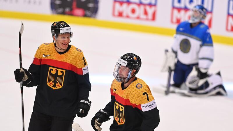 Zwei DEB-Spieler treffen bei WM auf ihr Geburtsland Maksymilian Szuber (l) freut sich auf das Spiel gegen Polen.