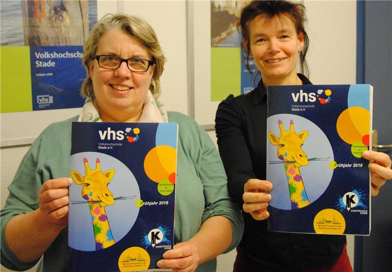 Mal anders: Die VHS-Leiterinnen Susanne Meyer (links) und Katja Buse präsentieren das Programmheft mit der bunten Giraffe. Foto Stief