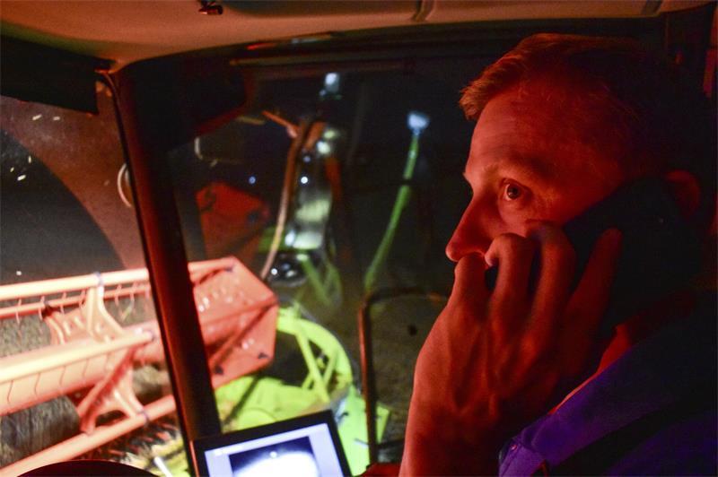 Mal das Handy, mal das Walkie Talkie am Ohr: Benjamin Tiemann ist im Daueraustausch mit Kollegen - über Gefahren, die auf dem Feld lauern, oder Wettervorhersagen.