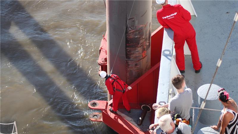 Mal eben Leinen festmachen - bei der Cap San Diego funktioniert das nicht. Sie hat vormontierte Dockschlösser, die haargenau an die Dalben manövriert werden müssen.