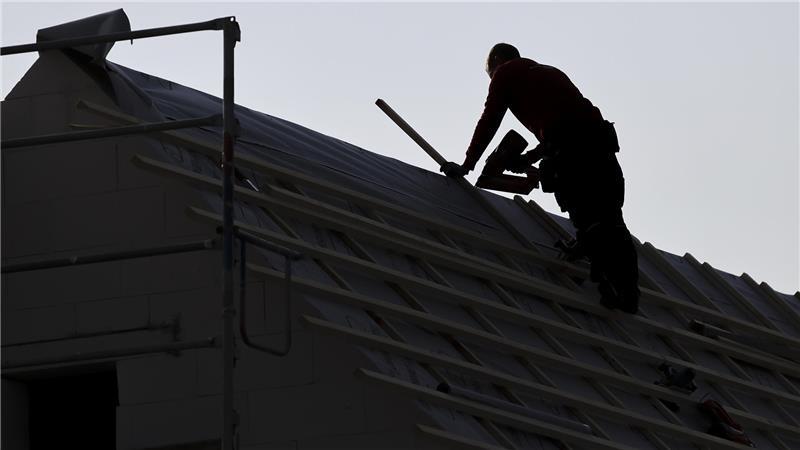 Von der Leiter gestürzt, Leitung angebohrt: Wer zahlt denn jetzt? Mal eben die Photovoltaikanlage selbst aufs Dach bauen? Wer zahlt, wenn es schiefgeht? (Symbolbild)