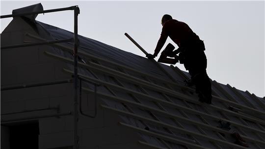 Mal eben die Photovoltaikanlage selbst aufs Dach bauen? Wer zahlt, wenn es schiefgeht? (Symbolbild)