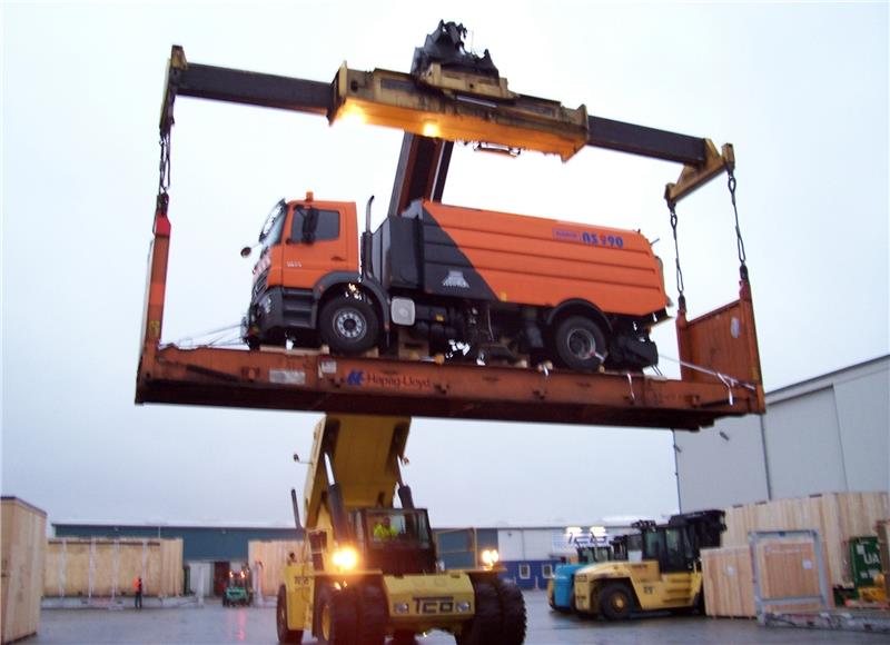 Mal eben einen Lkw hochheben? Kein Problem: Die Schwergutabteilung von TCO bewegt bis zu 50 Tonnen Gewicht . Mit Staplern wird das Gut bewegt.