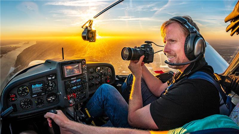 Das sind Martin Elsens vier Lieblingsbilder aus der Luft Mal ein Foto mit Martin Elsen: der Luftfotograf im Flieger.