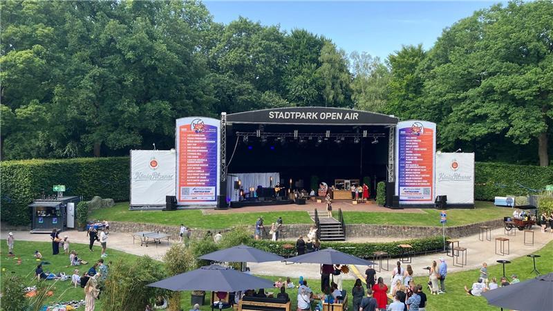50 Jahre Stadtpark-Open-Air – Promis feiern Hamburgs „grünes Wohnzimmer“ Mal ganz viel Platz zum Schlendern: Im kleinen Rahmen hat das Stadtpark-Open-Air am Samstag sein 50-jähriges Bestehen mit geladenen Gästen gefeiert.