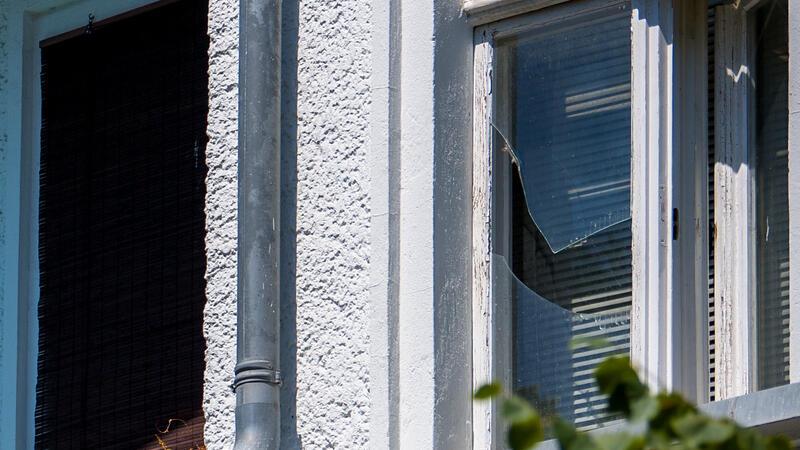 Mal ist es nur das Fenster, mal ein abgedecktes Dach: Ab welchem Schaden es sinnvoll ist, den Versicherer einzuschalten, hängt vom Einzelfall ab.