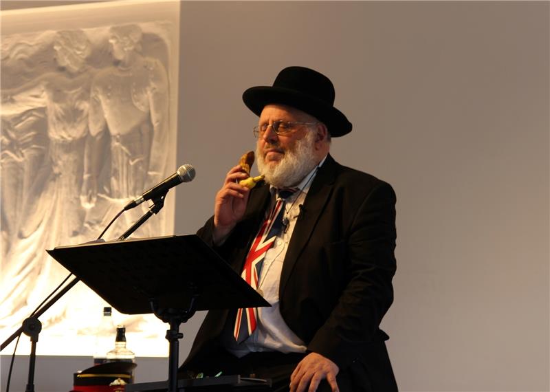 Mal telefoniert Rabbi Walter Rothschild mit der Banane, mal benutzt er sie zur plastischen Illustration seines Songs „Cut the Foreskins“. Foto Richter