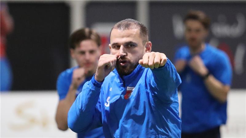 Mal was anderes als Fußball, aber nicht weniger schweißtreibend: D/A-Stürmer Haris Hyseni macht Schattenboxen beim Tae Bo.