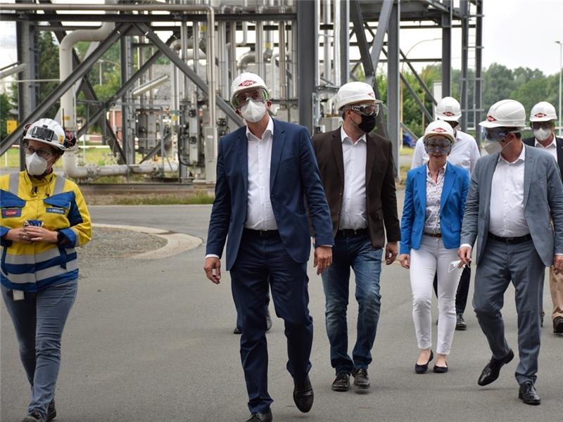Mal wieder hoher Besuch bei der Dow: CDU-Bundestagsabgeordneter Stefan Kaufmann (Zweiter von rechts) ist Wasserstoff-Experte . Foto: Strüning