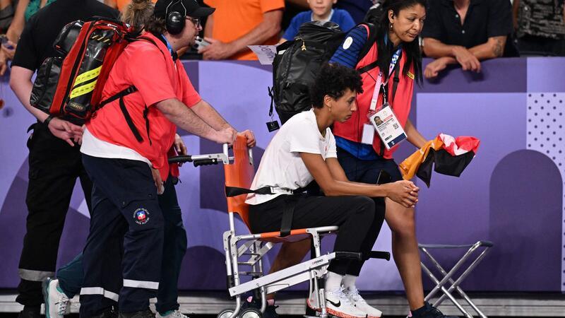 Malaika Mihambo musste nach dem Weitsprung aus dem Stade de France gebracht werden