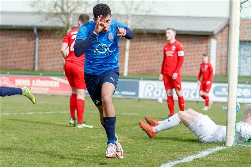 Malcolm Brunkhorst bejubelt seinen sehenswerten 1:0-Treffer . Die Drochterser können es nicht fassen, A/O war bis dahin harmlos. Foto: Struwe