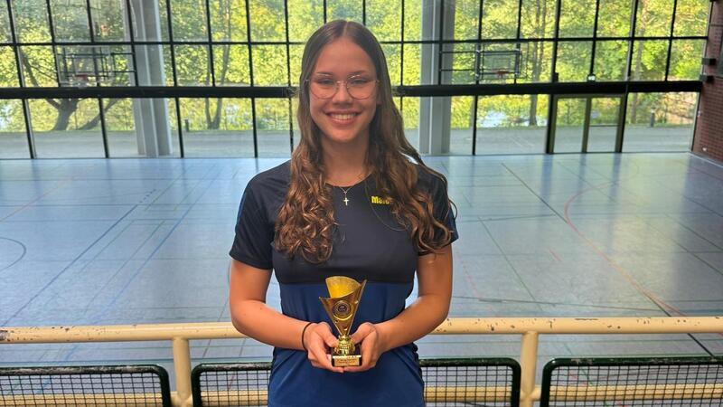 Maleen Bartschat mit dem Siegerpokal in Kiel.