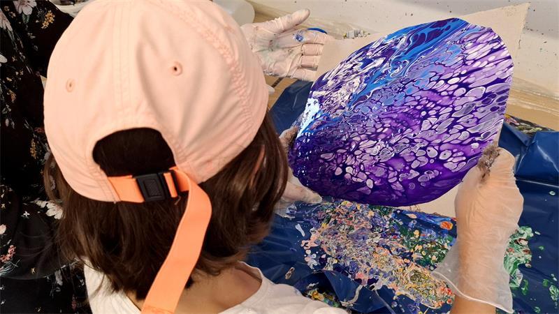 Malen ohne Pinsel - das Acryl-Pouring ist perfekt für eine kreative Auszeit.