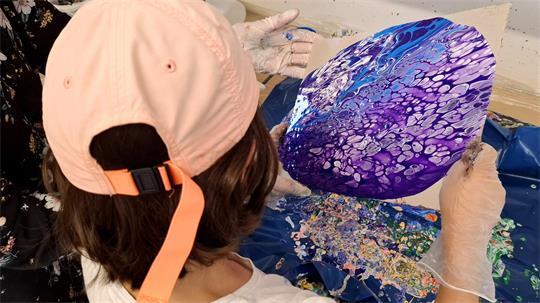 Malen ohne Pinsel - das Acryl-Pouring ist perfekt für eine kreative Auszeit.