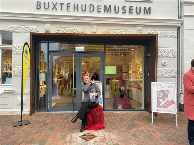Malene Sølvsten ist überglücklich, dass ihre Namensplatte für den BULLEvard ausgerechnet vor dem Buxtehude Museum platziert ist.