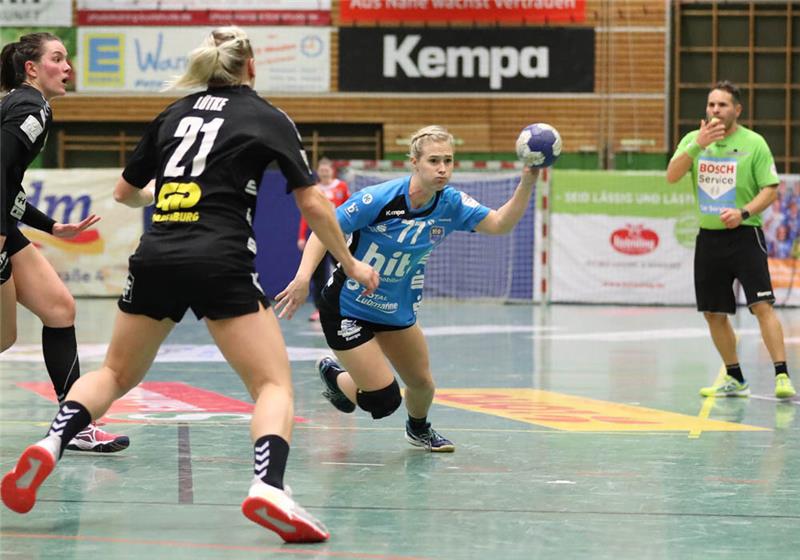 Malene Staal (hier gegen SV Union Halle-Neustadt) schließt sich nach einem halben Jahr beim Buxtehuder SV wieder ihrem Ex-Club VfL Oldenburg an. Foto: Dieter Lange