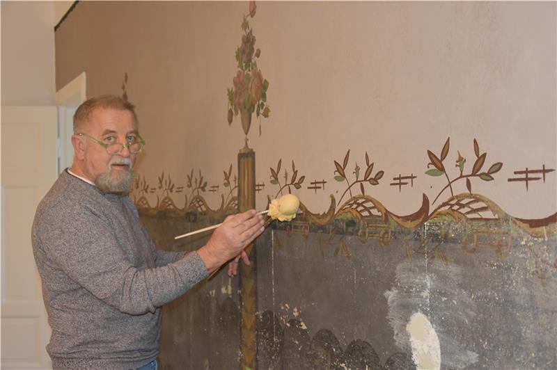Bald ist Fredenbecks neuer Treffpunkt fertig Maler Wolfgang Bednarz , eigentlich schon im Ruhestand, restauriert die Originalwandmalereien im Flur. Fotos: Felsch