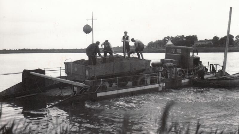 Malheur, vermutlich Ende 30er Jahre - der Lastwagen ist zu schwer beladen, die Fracht muss runter.
