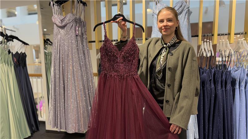 Was zieh’ ich an? Tipps aus dem Modehaus Mohr für die Stader Ballnacht Malin Berger zeigt ein Kleid mit Glitzer und Tüll. Solche Roben kommen vor allem bei jungen Frauen sehr gut an.
