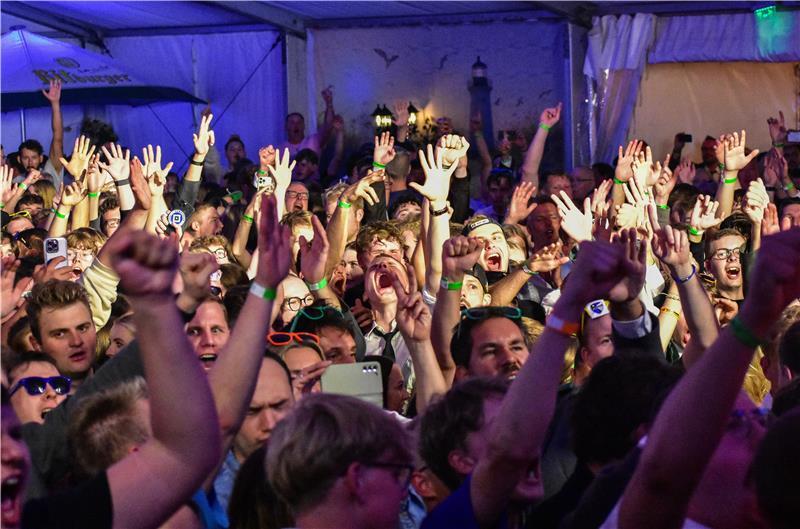 Ikke Hüftgolds „Abriss“ in Steinkirchen: Ein Auftritt mit Botschaften Mallorquinische Stimmung in Steinkirchen. Viele Feierwütige sind textsicher.