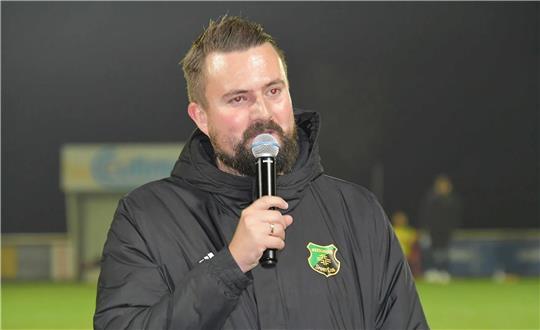 Malte Bösch am Mikrofon nach einem Auswärtsspiel: In der Oberliga gehören Pressekonferenzen nach Spielen zum Trainerjob.