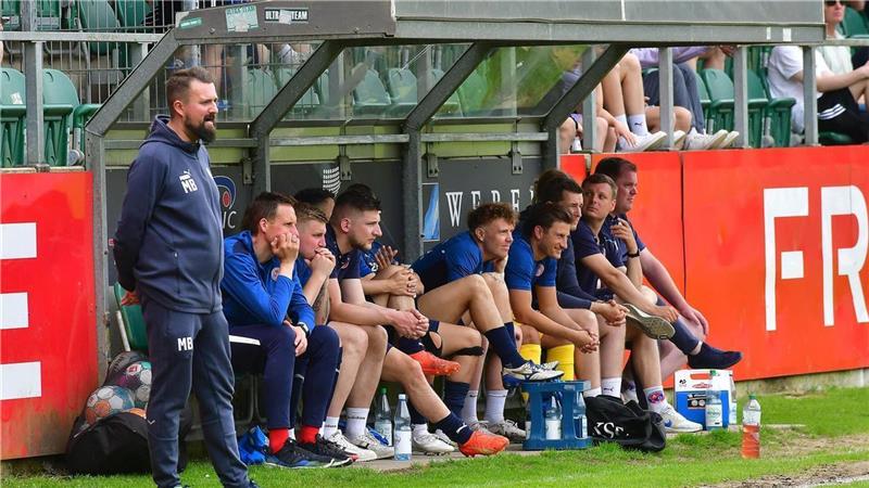 Zu diesem Verein wechselt der ehemalige A/O-Coach Malte Bösch Malte Bösch steht bei seinem letzten Pflichtspiel für Ahlerstedt/Ottendorf an der Gästebank. Foto: Demmer