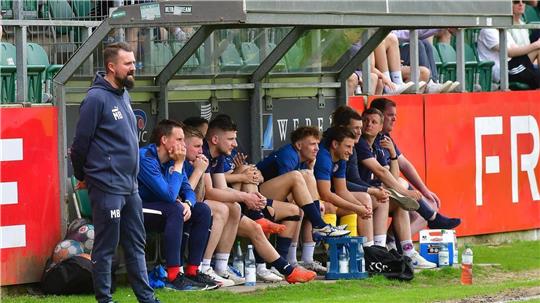 Malte Bösch steht bei seinem letzten Pflichtspiel für Ahlerstedt/Ottendorf an der Gästebank. Foto: Demmer