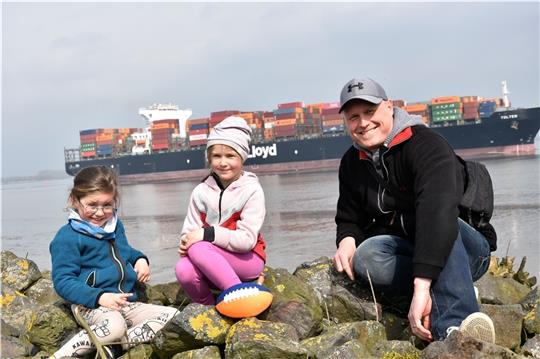 Malte Böse mit seinen Kindern Stella (7) und Marten (4) beim Schiffe gucken. Fotos: Felsch