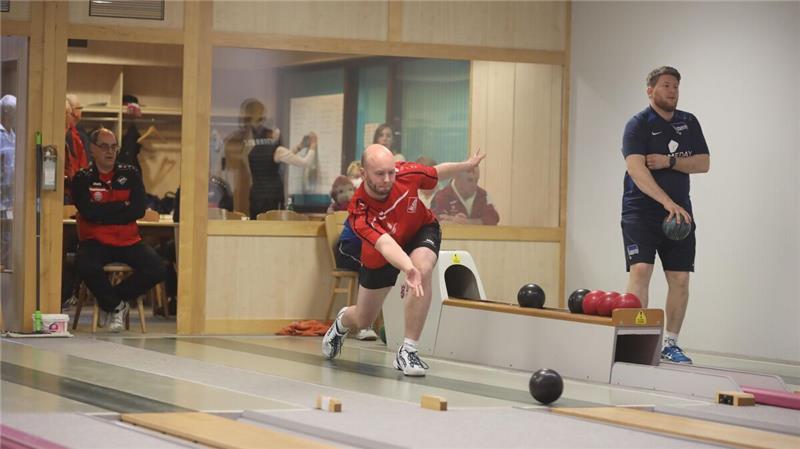 Malte Buschbeck auf der Heimbahn im Cuxhavener Kegelzentrum. Foto: Unruh