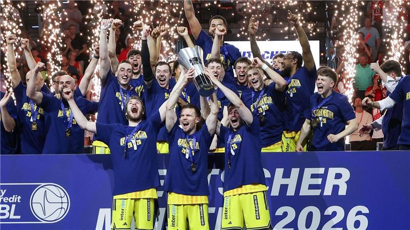 Berlins Meister-Märchen: „Alba-Milch“ schlägt Geld und Stars Malte Delow, Martin Hermannsson und Jonas Mattissek halten den Pokal in die Höhe.