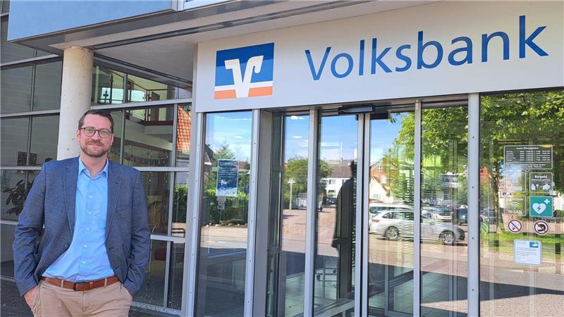 Malte Hövel von der Volksbank im Elbe-Weser-Dreieck gibt Tipps, wie sich Kunden vor Online-Betrügern schützen können.