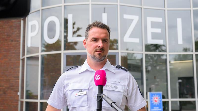 Malte Jansen, Pressesprecher der Polizeiinspektion Salzgitter/Peine/Wolfenbüttel, gibt Fernsehinterviews.