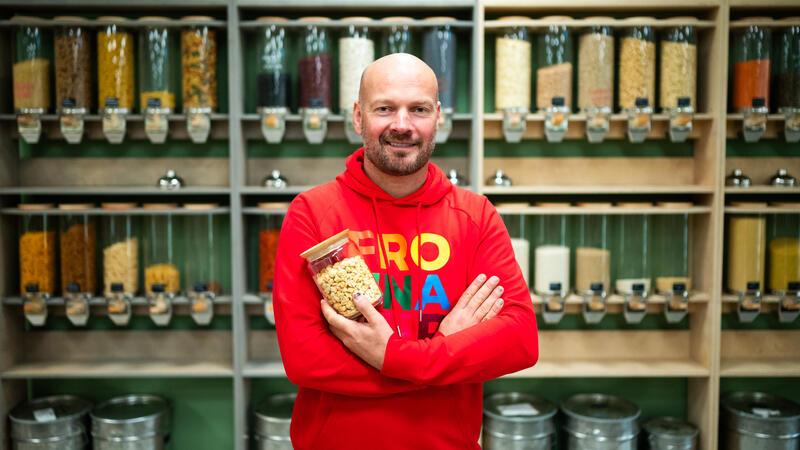 Malte Melloh, Gründer des Unverpackt-Geschäfts "FrohNatur" in Reppenstedt.