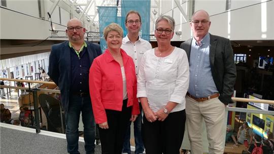 Malte Nadiak (v. li.) von der KVG, Dagmar Froelich (Agentur für Arbeit), STADEUM-Chef Tobias Paulsen, Tanja Thomas (AOK) und Thomas Falk (Arbeitgeberverband) freuen sich über eine gelungene Ausbildungsmesse im Stadeum.