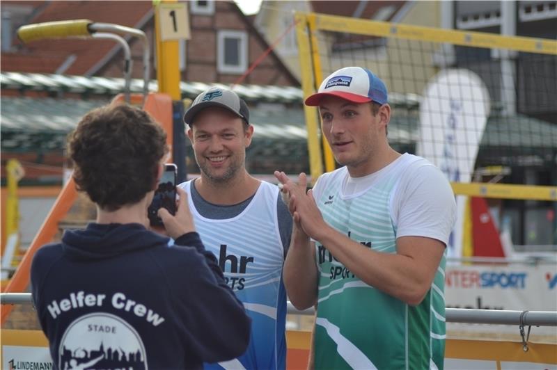 Malte Rieger (li.) und Christoph Völkers bewerben die Meisterschaft in einem Online-Video . Fotos: Scholz