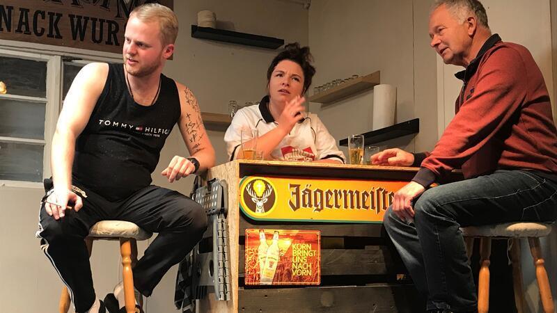 Malte Schomacker (Dieter Dröög und Uwe), Julia Klinger (Erna) und Günter Peters (Heinrich, von links) in der abgerockten Dorfkneipe Knackwurst.