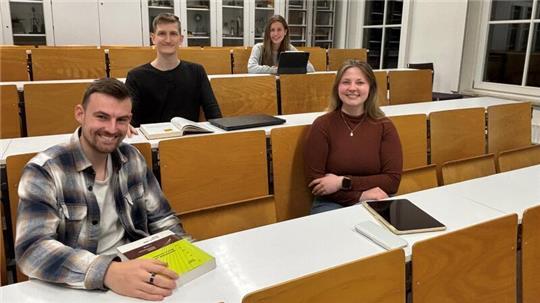 Malte Trapp (von links), Timo von Thaden, Lilli Marie Bentien und Lea-Marie Otte engagieren sich in der Studierendenvertretung der Hochschule 21.
