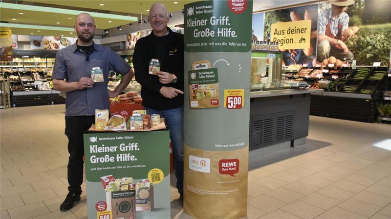 Malte Voltmann vom Rewe-Markt Westmoor und Jürgen Karow von der Buxtehuder Tafel präsentieren die diesjährige Tütenaktion.