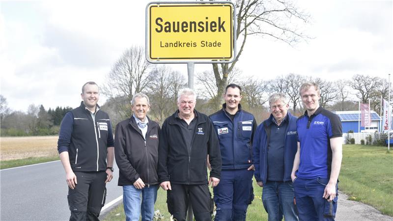 Drei Brüder, ihre drei Söhne, drei Betriebe: Die Elmers aus Sauensiek Malte und Hans-Wilhelm Elmers, Gerd und Timo Elmers, Bernd und Dirk Elmers (von links).