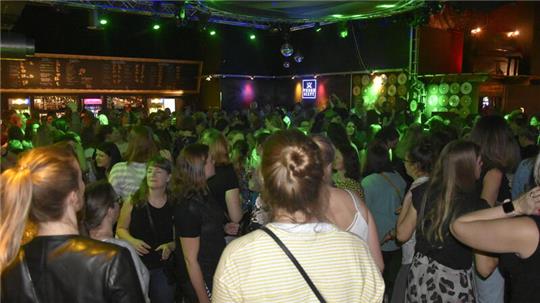 "Mama geht tanzen": Mit 600 Gästen war das Studio 21 in Buxtehude am Samstagabend ausverkauft.